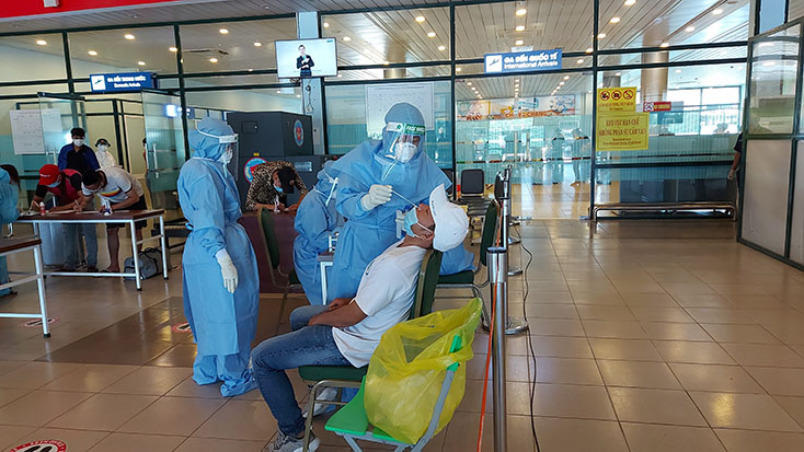 Xét nghiệm SARS-CoV-2 ngẫu nhiên đối với hành khách từ TP. Hồ Chí Minh đến sân bay Đồng Hới