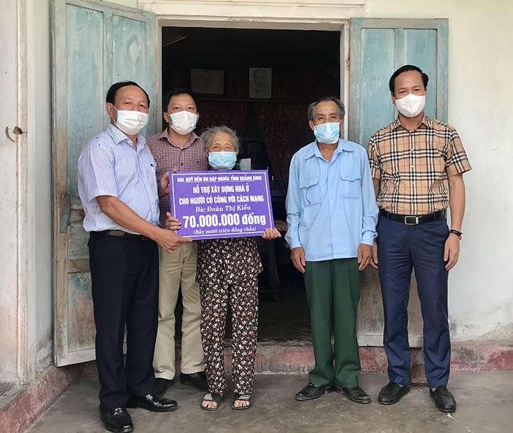 Đồng chí Phó Bí thư Thường trực Tỉnh ủy thăm, hỗ trợ người có công tại xã Quảng Xuân, huyện Quảng Trạch