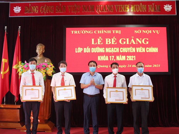 Bế giảng lớp bồi dưỡng ngạch chuyên viên chính khóa 17 năm 2021