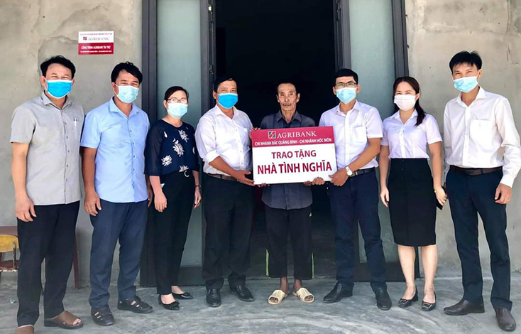 Trao nhà tình nghĩa cho hộ nghèo xã Cự Nẫm