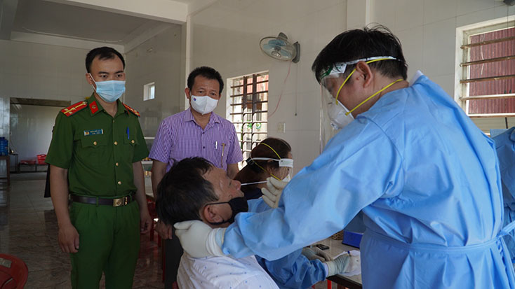 Xét nghiệm SARS-CoV-2 cho nhân viên các nhà hàng, quán ăn dọc tuyến Quốc lộ 1