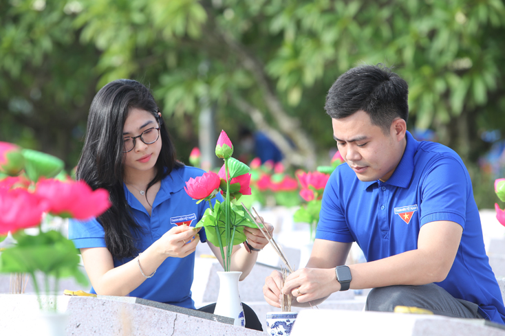 Tuổi trẻ Quảng Bình tri ân các anh hùng liệt sĩ