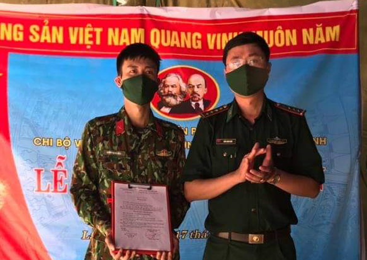 Kết nạp Đảng trên chốt phòng, chống dịch