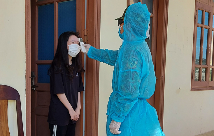 Chiến sỹ quân y nơi tuyến đầu chống dịch