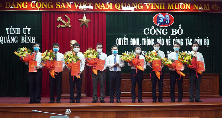 Công bố các quyết định, thông báo về công tác cán bộ