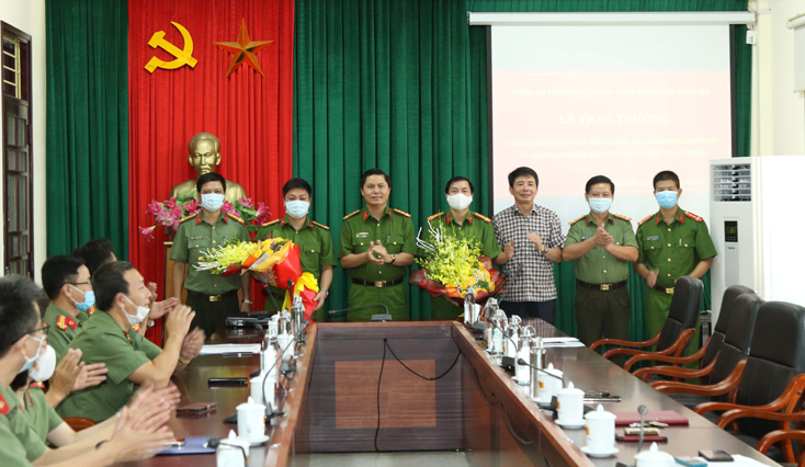 Trao thưởng Ban Chuyên án đấu tranh với các đường dây lô đề "khủng"
