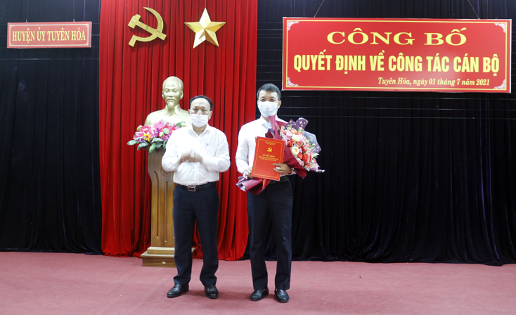 Thường trực Tỉnh ủy: Trao quyết định điều động, bổ nhiệm Bí thư Huyện ủy Tuyên Hóa