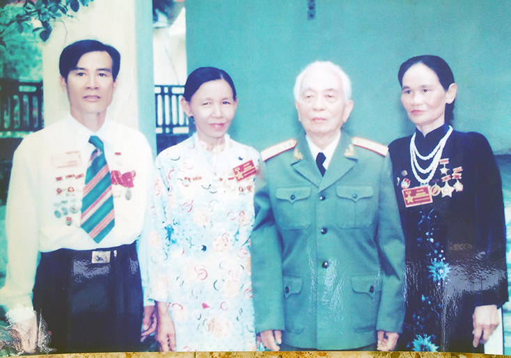 Đại tướng Võ Nguyên Giáp với những nữ anh hùng trên "đất lửa" Quảng Bình