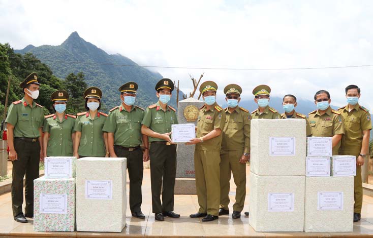 Trao tặng vật tư, thiết bị y tế cho An ninh tỉnh Khăm Muộn phòng, chống dịch Covid-19