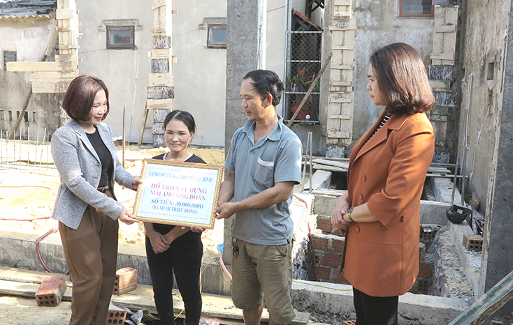 Hỗ trợ xây dựng 55 nhà "Mái ấm công đoàn"