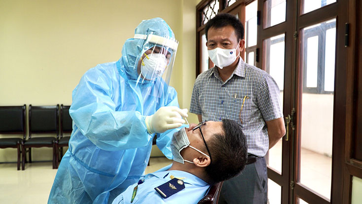 Lấy mẫu xét nghiệm sàng lọc SARS-CoV-2 tại Cửa khẩu quốc tế Cha Lo