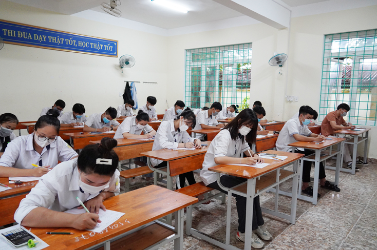 Hơn 11.700 thí sinh Quảng Bình hoàn thành ngày thi đầu tiên