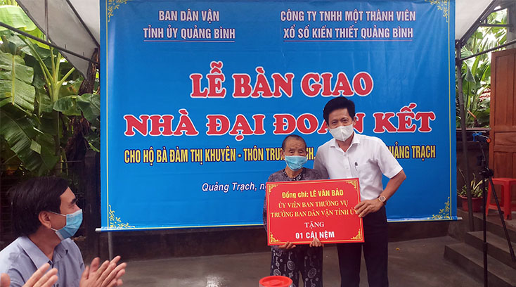 Bàn giao nhà "Đại đoàn kết" cho đảng viên huy hiệu 70 năm tuổi Đảng