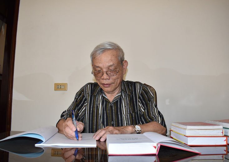 Người chuyên viết sử ngành