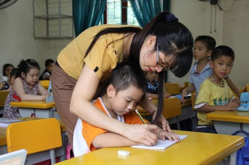 "4 nên, 2 tránh" khi hướng dẫn trẻ tập viết