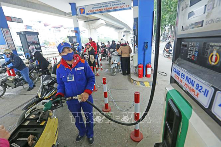 Xăng tăng gần 900 đồng/lít