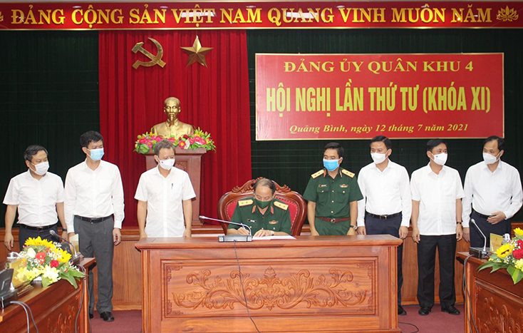 Đồng chí Bí thư Tỉnh ủy Vũ Đại Thắng dự hội nghị lần thứ Tư (Khóa XI) của Đảng ủy Quân khu 4