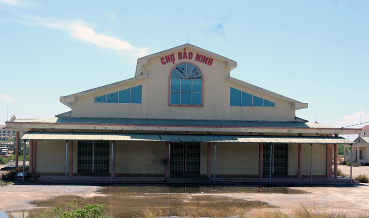 Chợ tiền tỷ bỏ hoang…