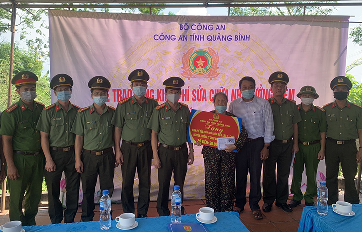 Đồng chí Giám đốc Công an tỉnh thăm, tặng quà các gia đình chính sách