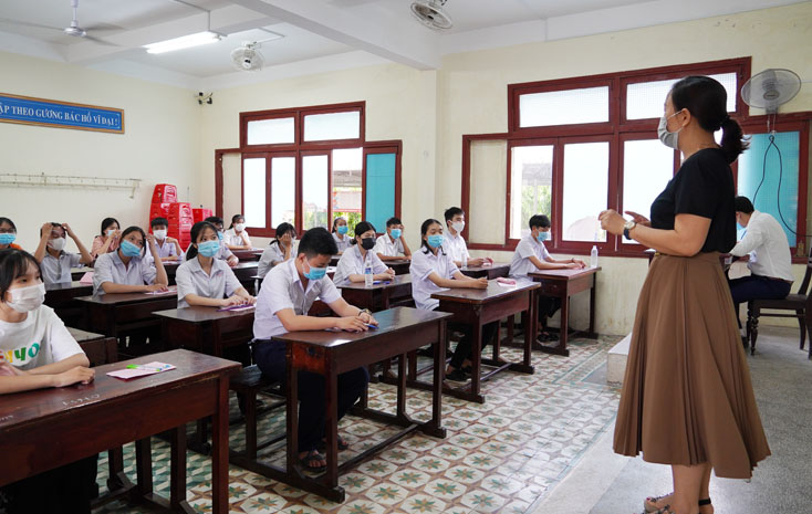 Không để xảy ra trường hợp học sinh sau tốt nghiệp THCS phải nghỉ học vì không có trường, lớp