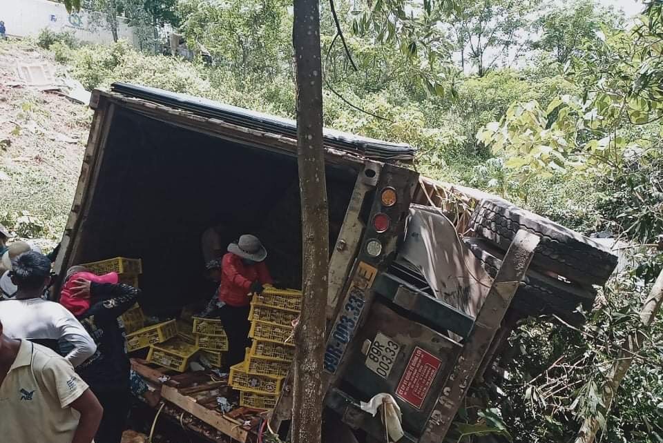 Minh Hóa: Xe container chở trái cây lao xuống vực sâu
