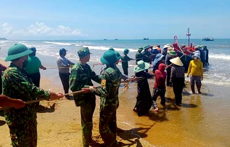BĐBP Quảng Bình tham gia cứu 1 tàu cá bị sóng đánh lật trên biển