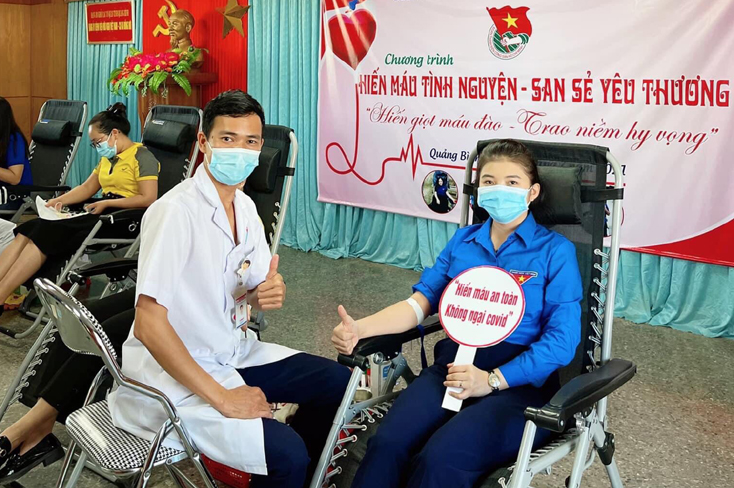 "Hiến máu tình nguyện, san sẻ yêu thương"