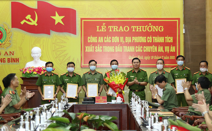 Trao thưởng các tập thể có thành tích xuất sắc trong đấu tranh các chuyên án, vụ án