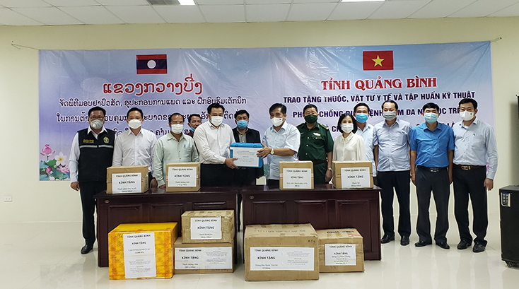 Trao tặng vật tư y tế phòng, chống dịch bệnh trên gia súc cho tỉnh Khăm Muộn