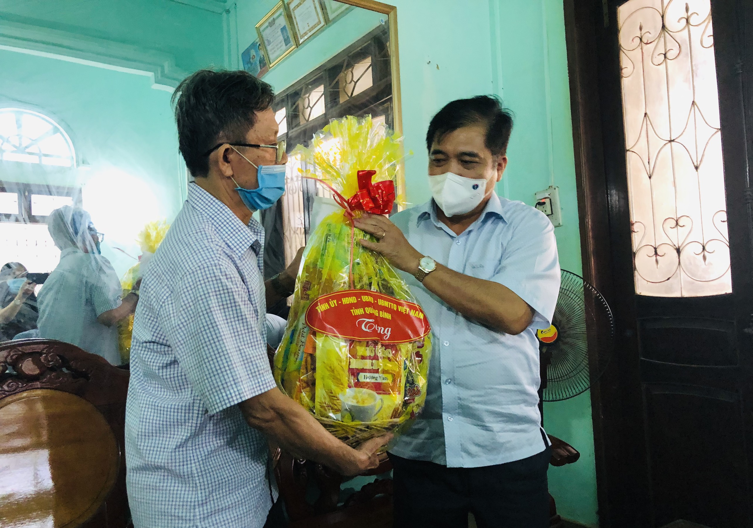 Đồng chí Phó Chủ tịch Thường trực UBND tỉnh Đoàn Ngọc Lâm thăm gia đình chính sách tại huyện Minh Hóa