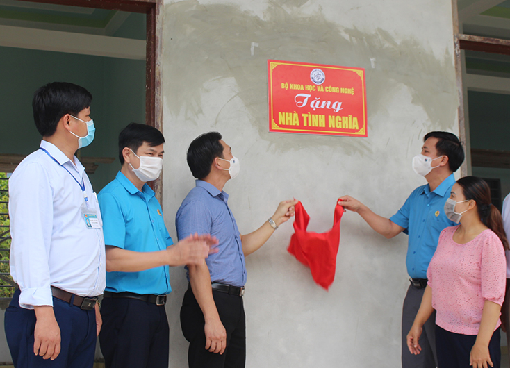 Bàn giao nhà tình nghĩa cho các gia đình chính sách tại huyện Lệ Thủy và Quảng Ninh