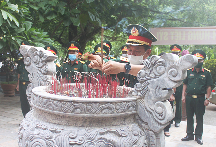 Đoàn công tác của Bộ Quốc phòng và Quân khu 4 tri ân các anh hùng liệt sĩ trên địa bàn tỉnh Quảng Bình