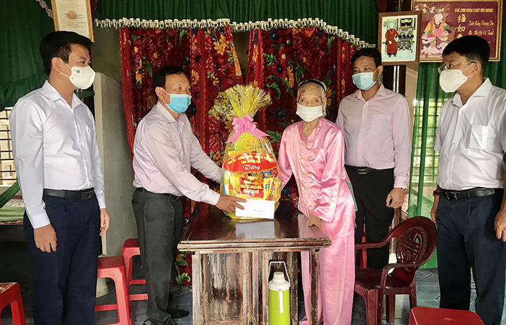 Các đồng chí lãnh đạo tỉnh thăm, tặng quà gia đình chính sách, người có công với cách mạng