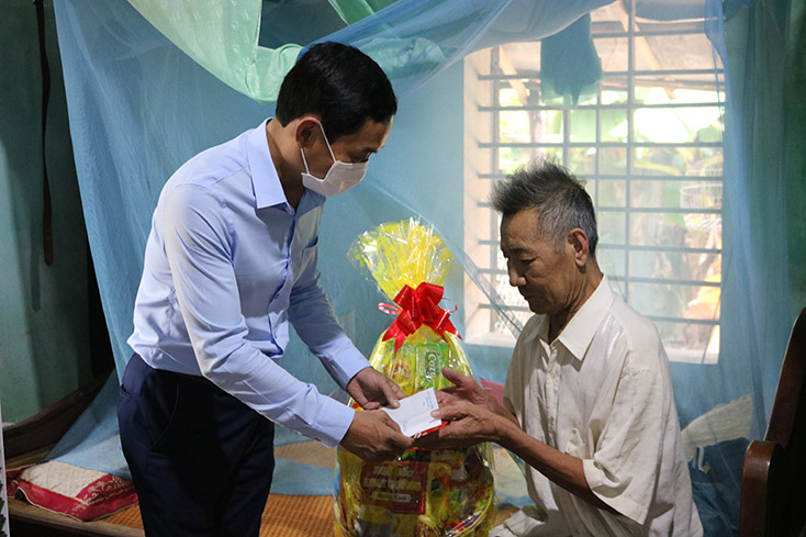 Lãnh đạo TX. Ba Đồn thăm, tặng quà gia đình có công với cách mạng