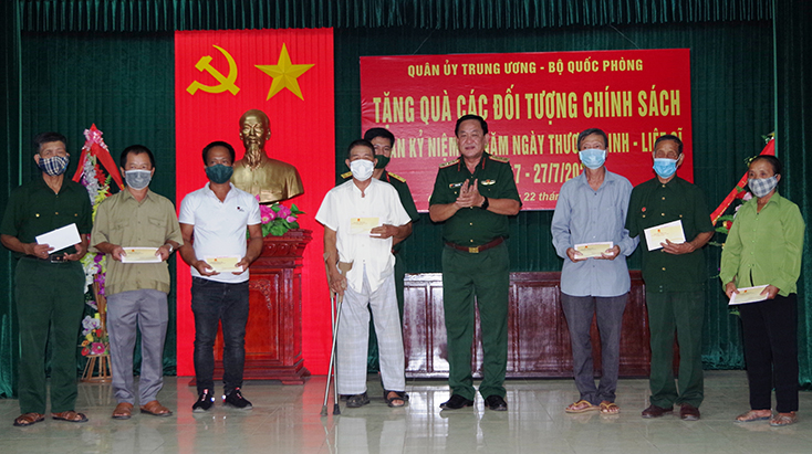 Đồng chí Thứ trưởng Bộ Quốc phòng thăm, tặng quà đối tượng chính sách tại huyện Quảng Ninh