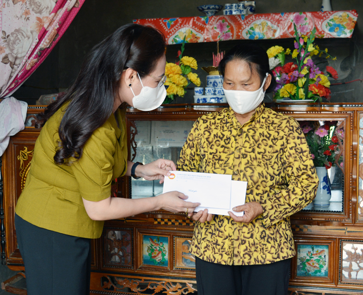 Chủ tịch Ủy ban MTTQVN tỉnh thăm và tặng quà gia đình chính sách,  người có công với cách mạng ở huyện Bố Trạch