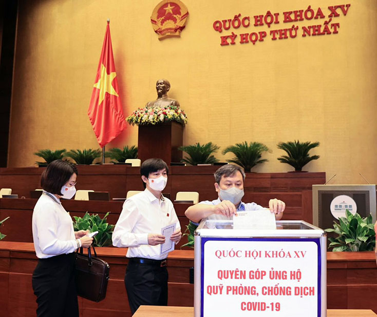 Đoàn Đại biểu Quốc hội tỉnh Quảng Bình quyên góp ủng hộ Quỹ Vắc xin phòng Covid-19