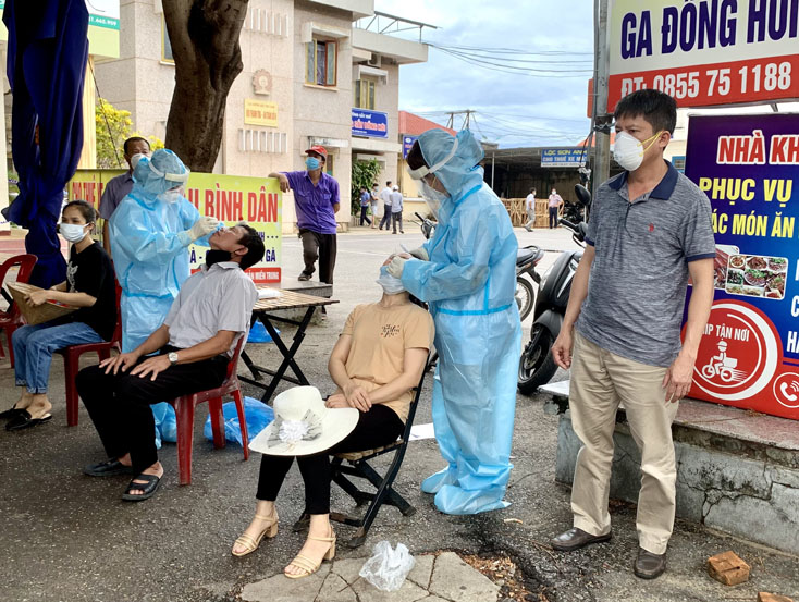 Lấy mẫu xét nghiệm SARS-CoV-2 cho người dân trong khu vực phong tỏa theo Chỉ thị 16