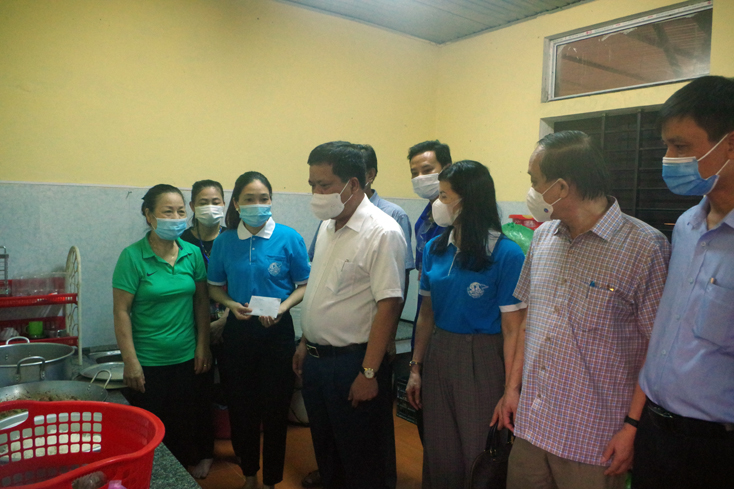 Đồng chí Bí thư Thành ủy Đồng Hới đến thăm, động viên các chốt trực của khu vực phong tỏa vì dịch Covid-19