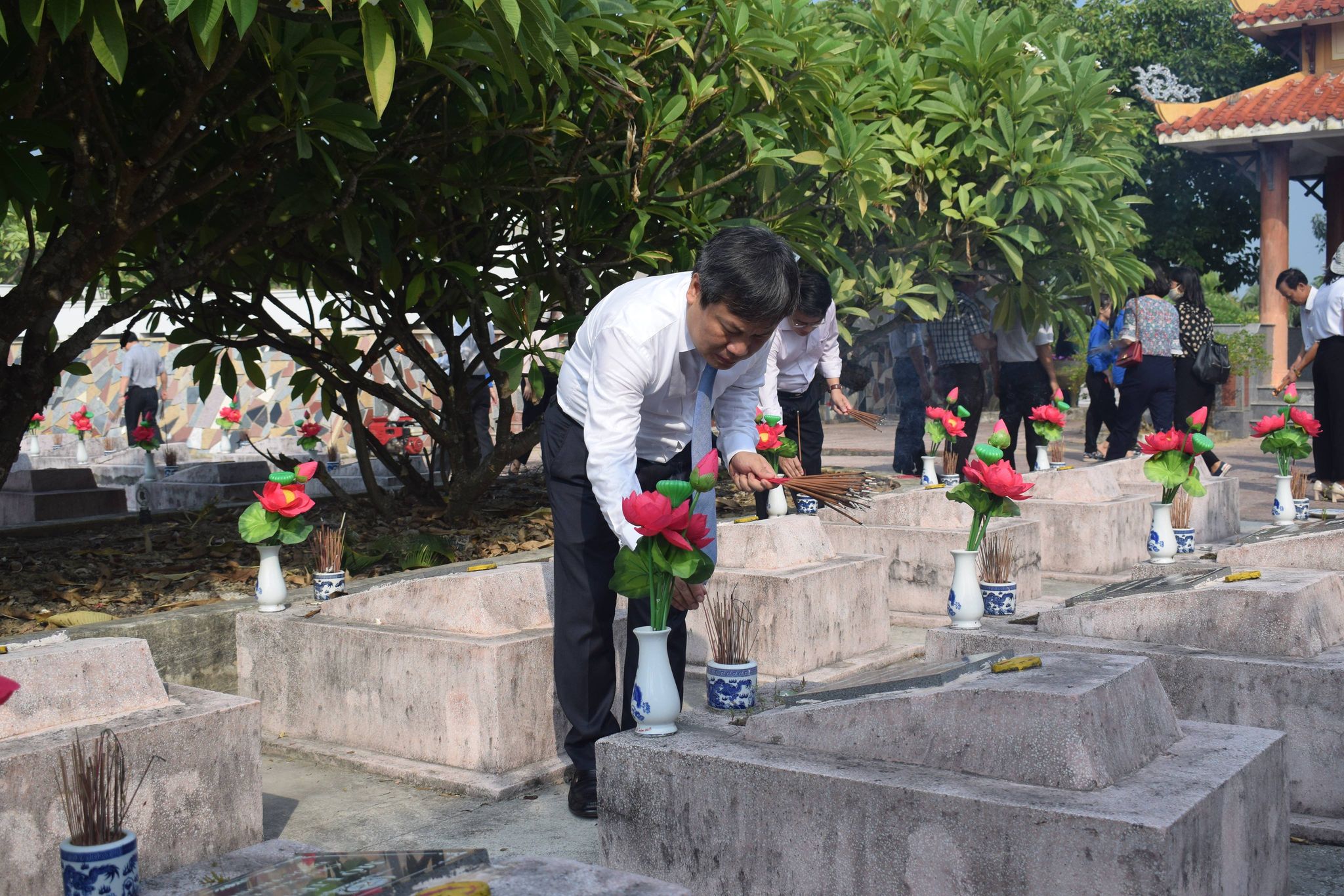Đẩy mạnh phong trào "Toàn dân chăm sóc các gia đình thương binh, liệt sỹ và người có công với cách mạng"