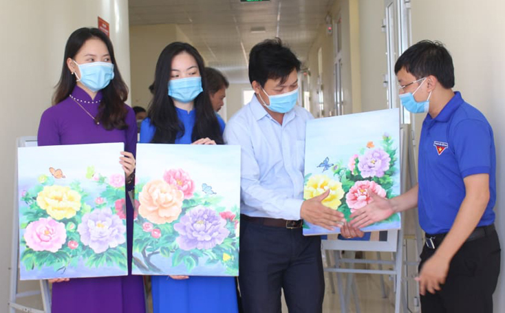 Vẽ tranh gây quỹ phòng, chống dịch bệnh Covid-19