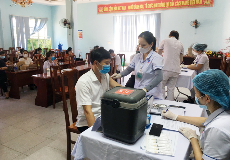 Bố Trạch: Tiêm vắc xin phòng Covid-19 đợt 3 cho 1.120 người