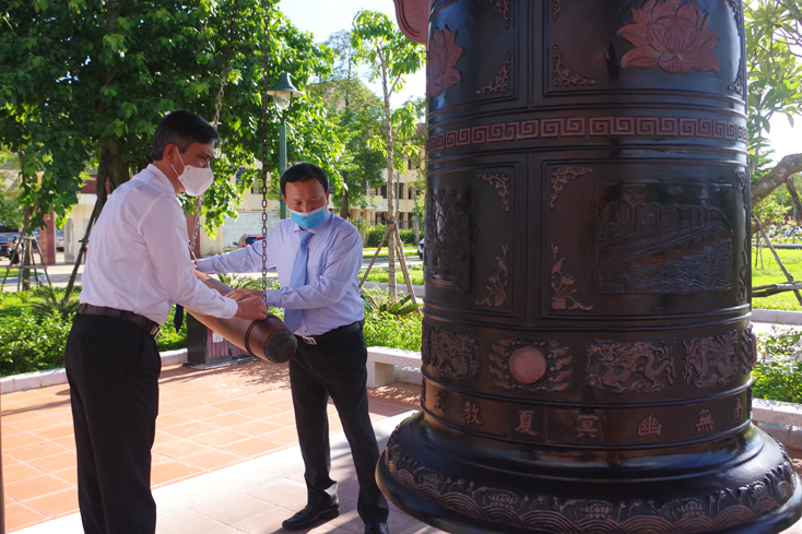 Lãnh đạo tỉnh dâng hương tại Đền thờ Bác Hồ và các Anh hùng liệt sỹ Quảng Bình