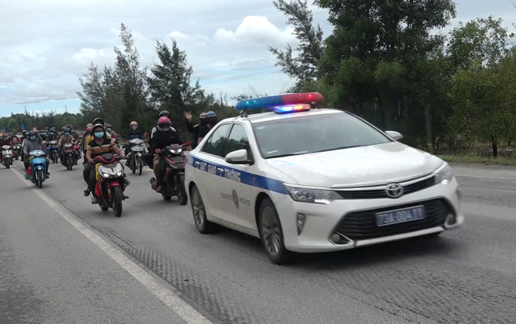 Không nên đi xe máy về quê trong mùa dịch bệnh Covid-19