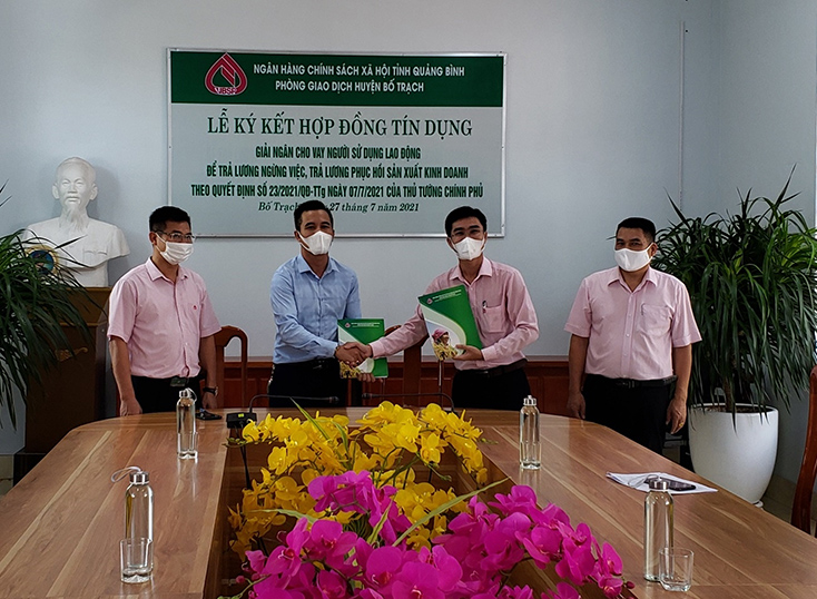 Giải ngân gần 700 triệu đồng cho các doanh nghiệp vay trả lương ngừng việc, trả lương phục hồi sản xuất