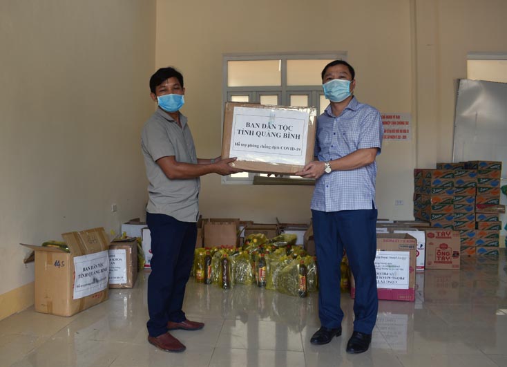 Hỗ trợ 329 suất quà cho khu vực phong tỏa K.Ai và Bãi Dinh thuộc xã Dân Hóa