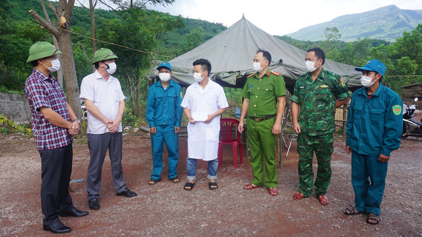 Đồng chí Trưởng Ban Nội chính Tỉnh ủy thăm các chốt trực khu vực phong tỏa vì dịch Covid-19 tại Minh Hóa