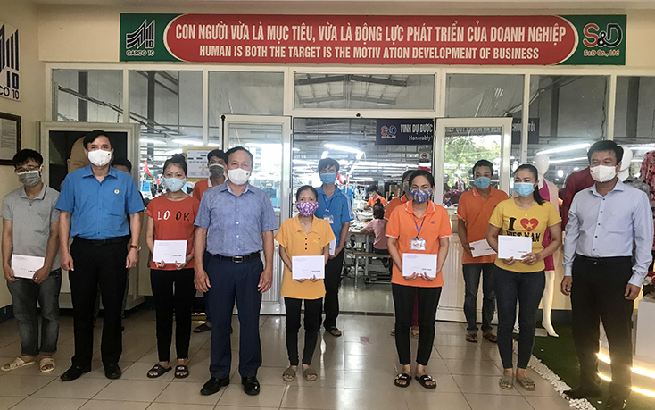 Đồng chí Phó Bí thư Thường trực Tỉnh ủy kiểm tra công tác phòng, chống dịch Covid-19 tại Công ty TNHH S&amp;D Quảng Bình