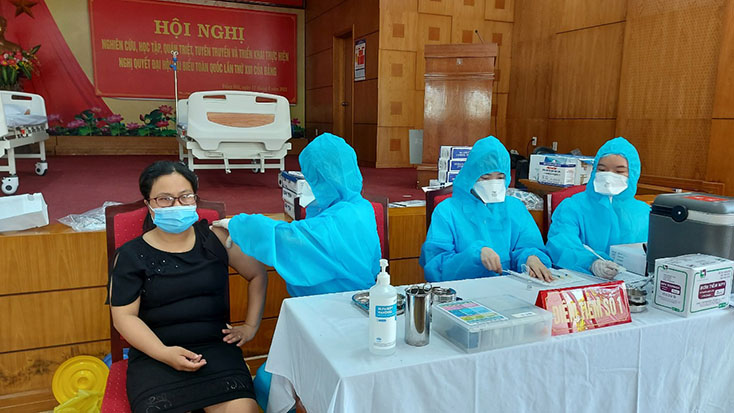 Bảo đảm an toàn khi tiêm vắc-xin phòng Covid-19 trên diện rộng