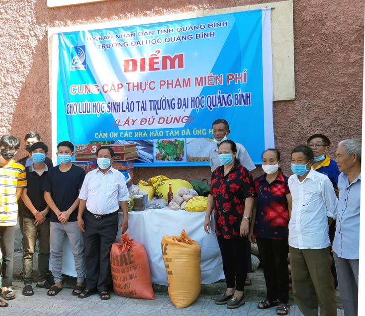 Hỗ trợ nhu yếu phẩm giúp học sinh, sinh viên Lào đối phó với dịch bệnh Covid-19